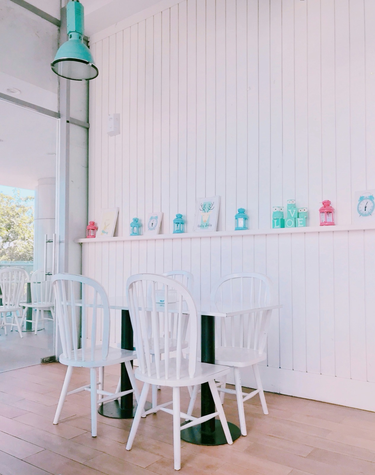 コーギーカフェの店内、明るく上品な内装