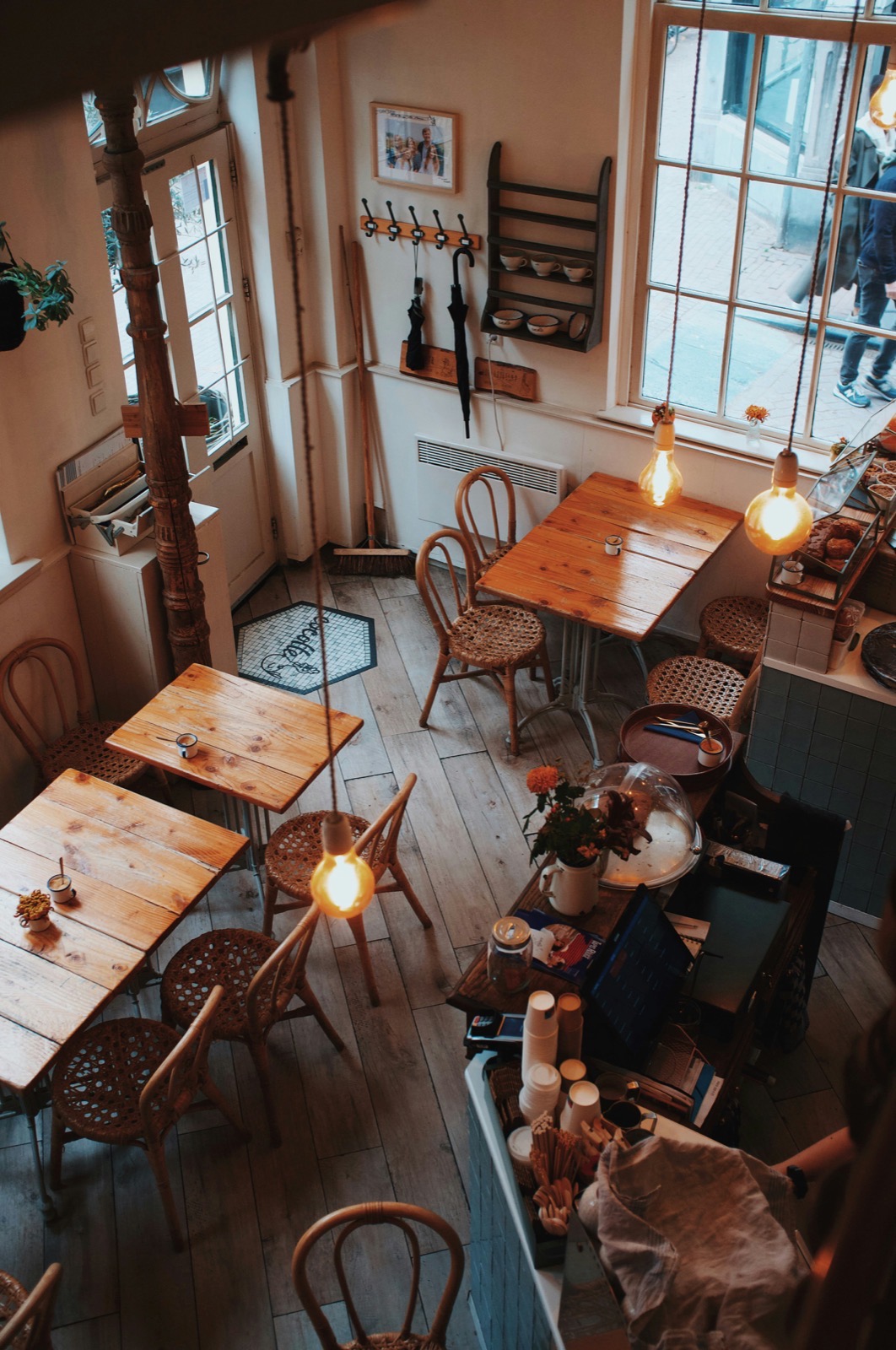 カフェの落ち着いた店内の様子